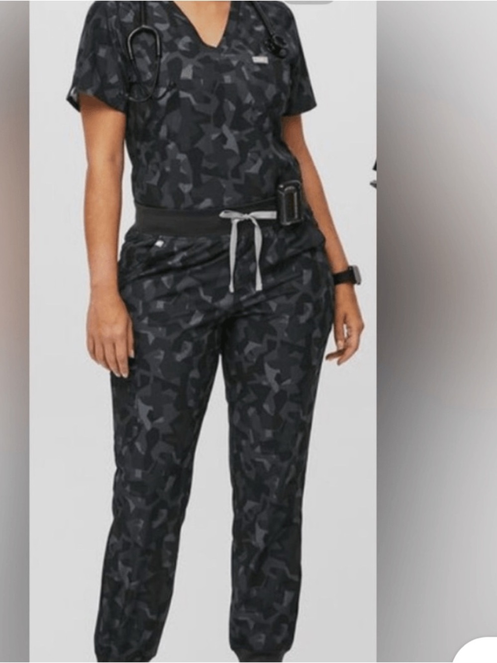 figs XS w/ XXS top dark camo women’s scrub set